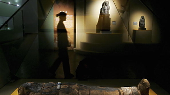 Първият китайски император Цин Шъ Хуан който управлявал от 221