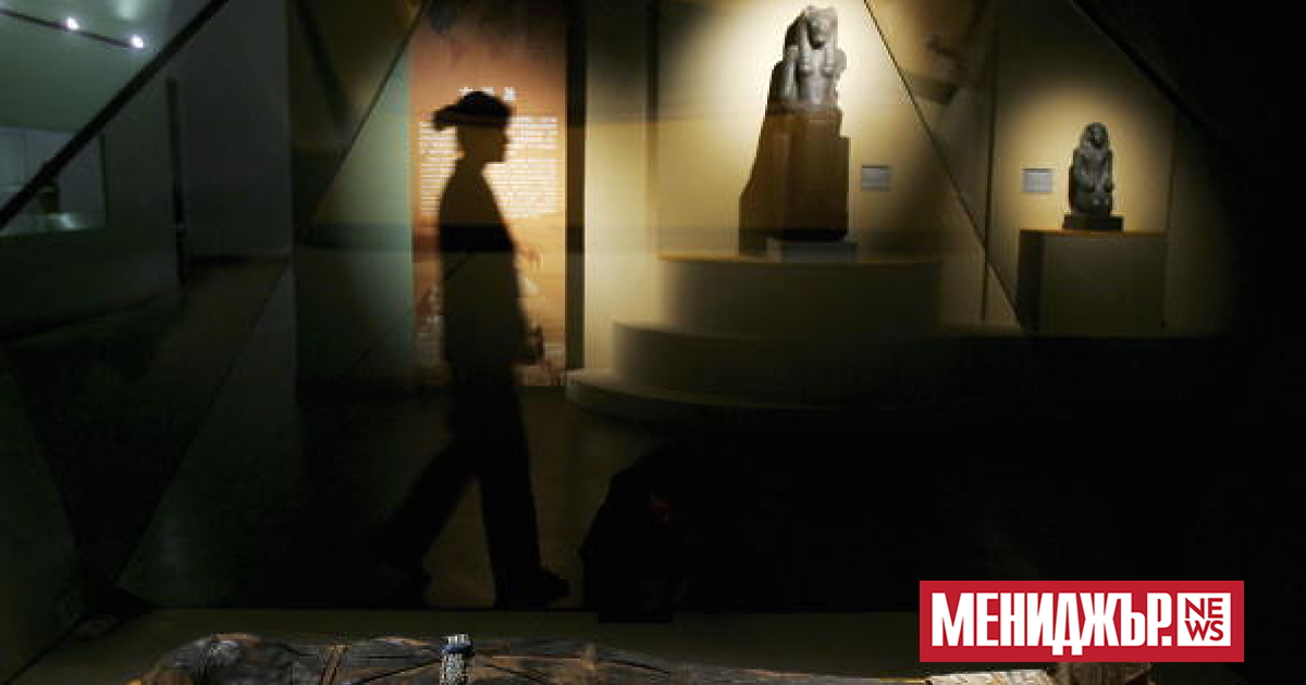 Първият китайски император, Цин Шъ Хуан, който управлявал от 221