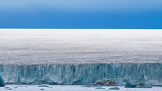 Изследователи откриха микроби, които са в капан на арктическите ледове вече 40 000 години