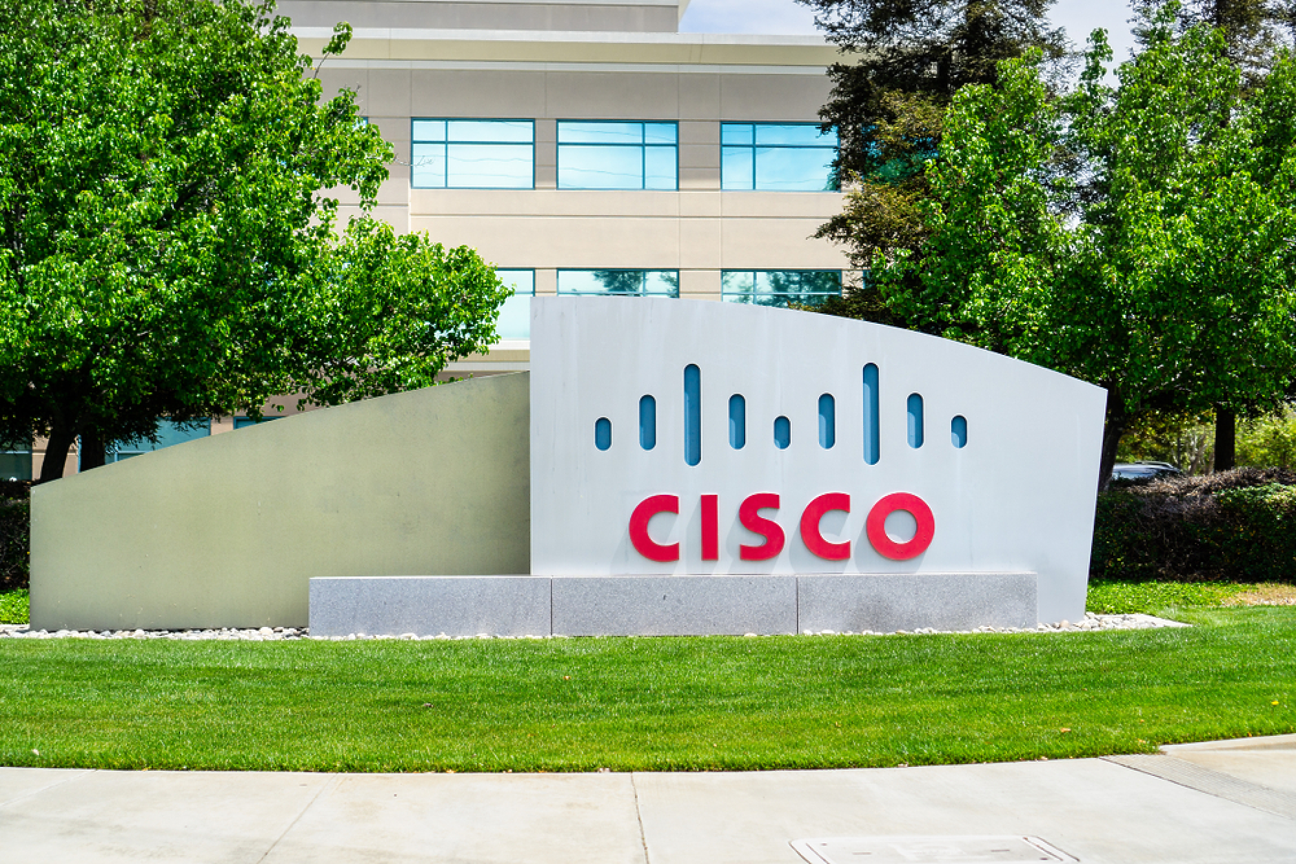 Bloomberg: Хакери проникнаха в софтуерни устройства на Cisco в правителството на САЩ