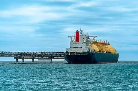 ЕС планира да ускори спирането на вноса на руски втечнен природен газ заради натиска на Тръмп
