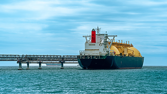 ЕС планира да ускори спирането на вноса на руски втечнен природен газ заради натиска на Тръмп