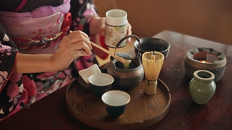 Макар на Балканите топлата чаша с чай да се асоциира