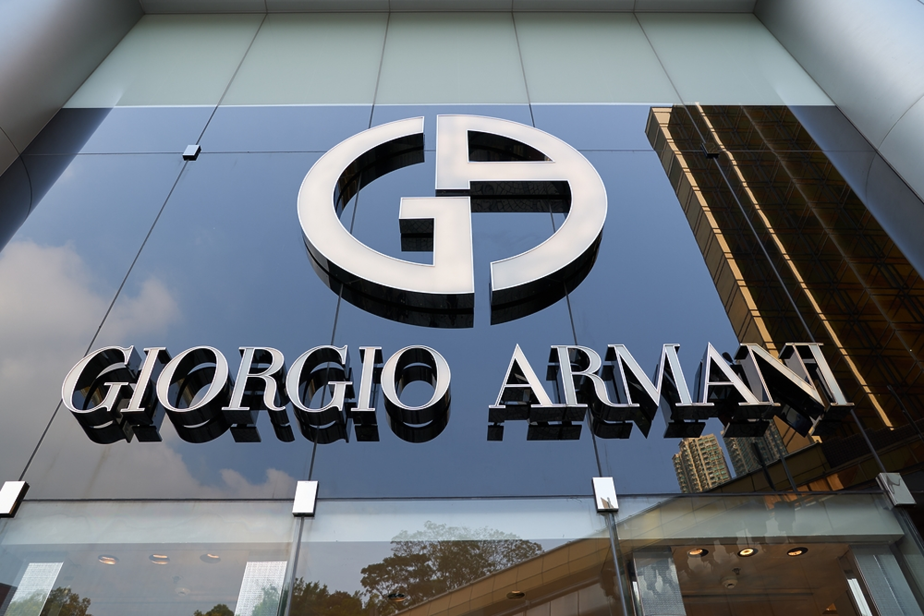 Брандът Armani се е обърнал към потенциални купувачи за продажба на дял