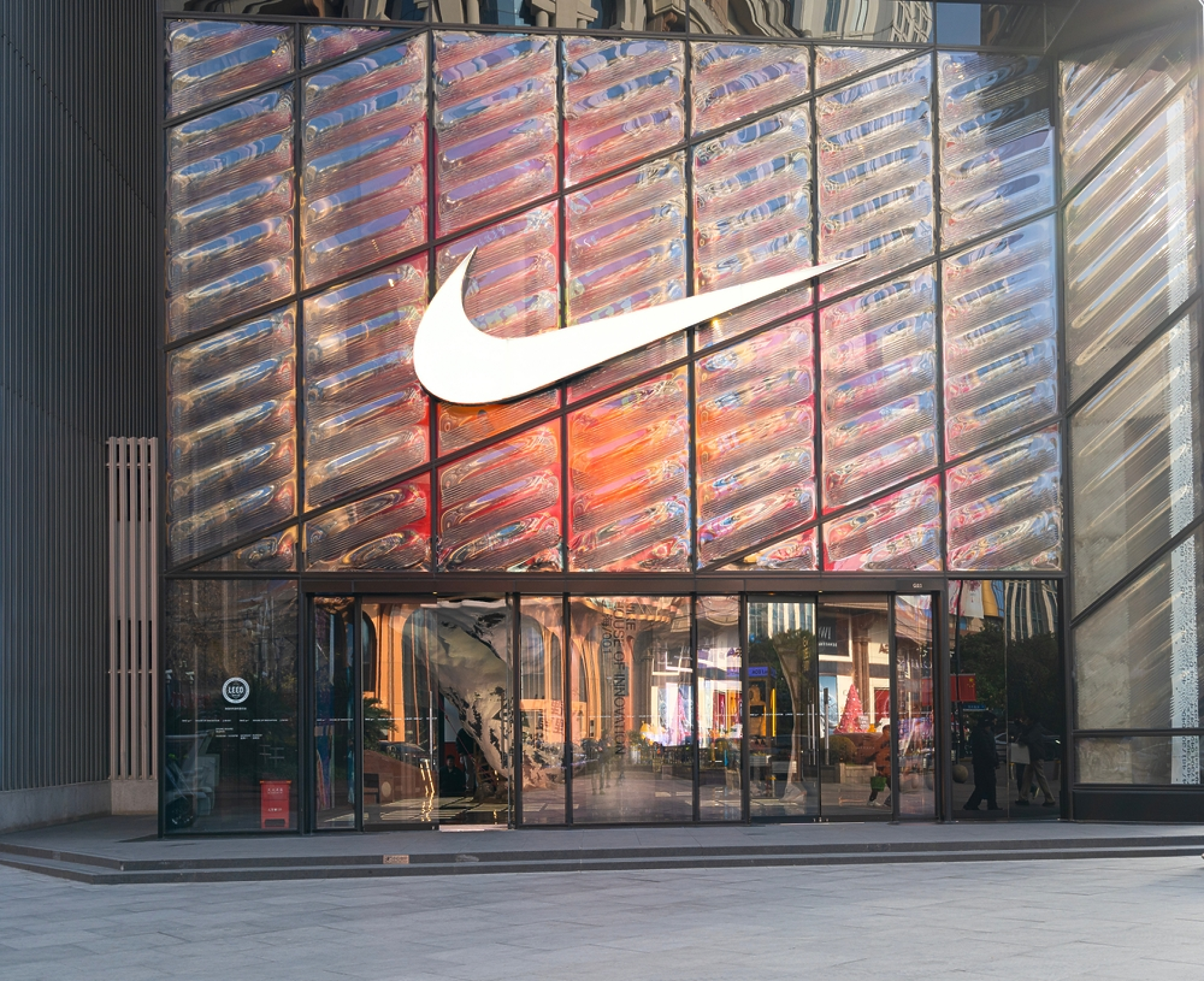 Nike отчита изненадващ ръст на приходите на фона на усилията за преструктуриране
