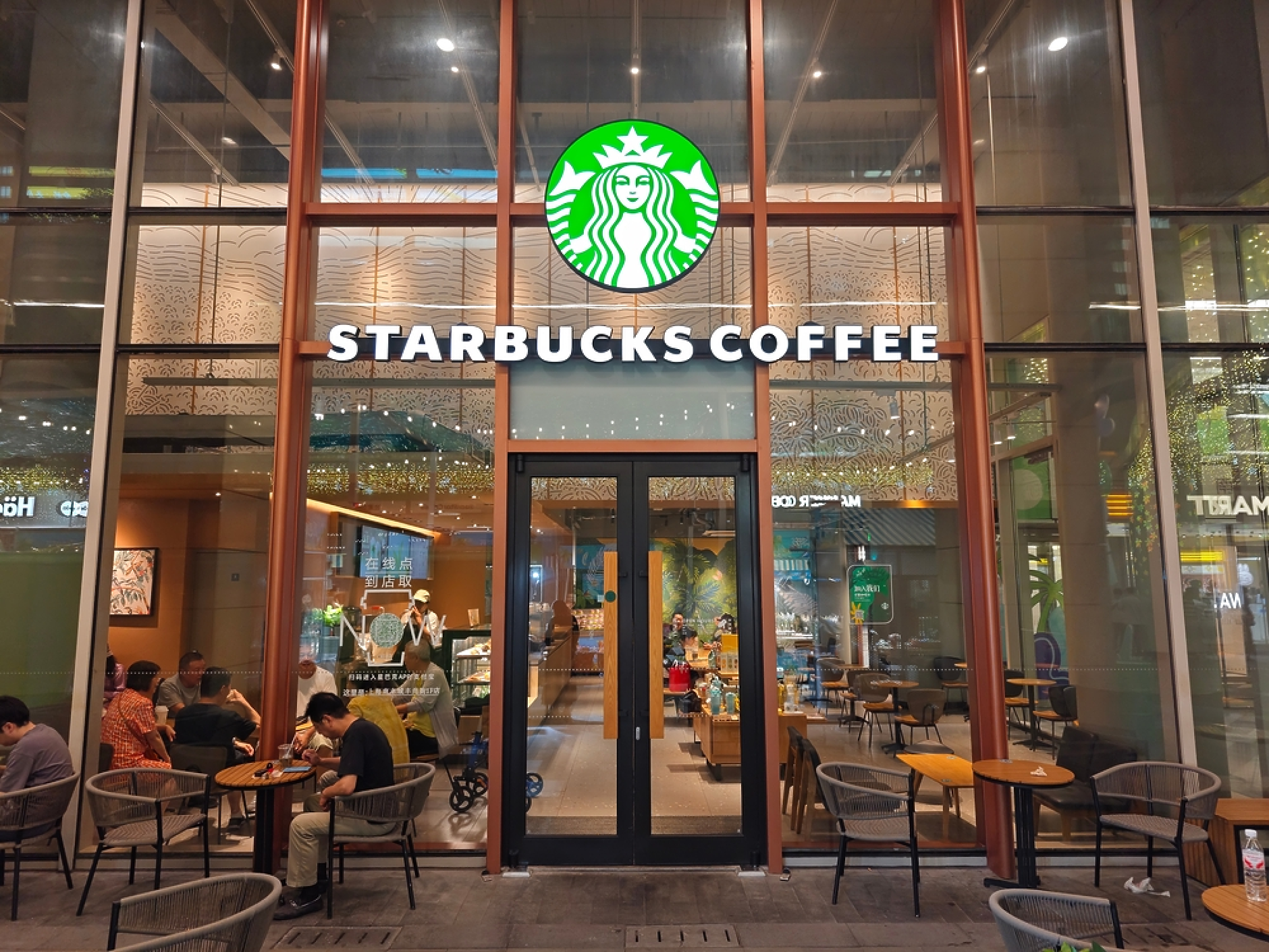 Starbucks обяви, че ще направи значителни съкращения и ще затвори някои обекти