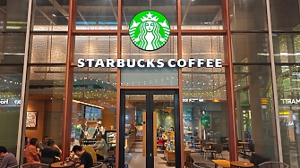 Starbucks предприема значителни действия за да подобри състоянието си като затваря