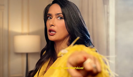 Dunkin’ и Kahlúa използват Салма Хайек за популяризиране на ко-брандиран продукт