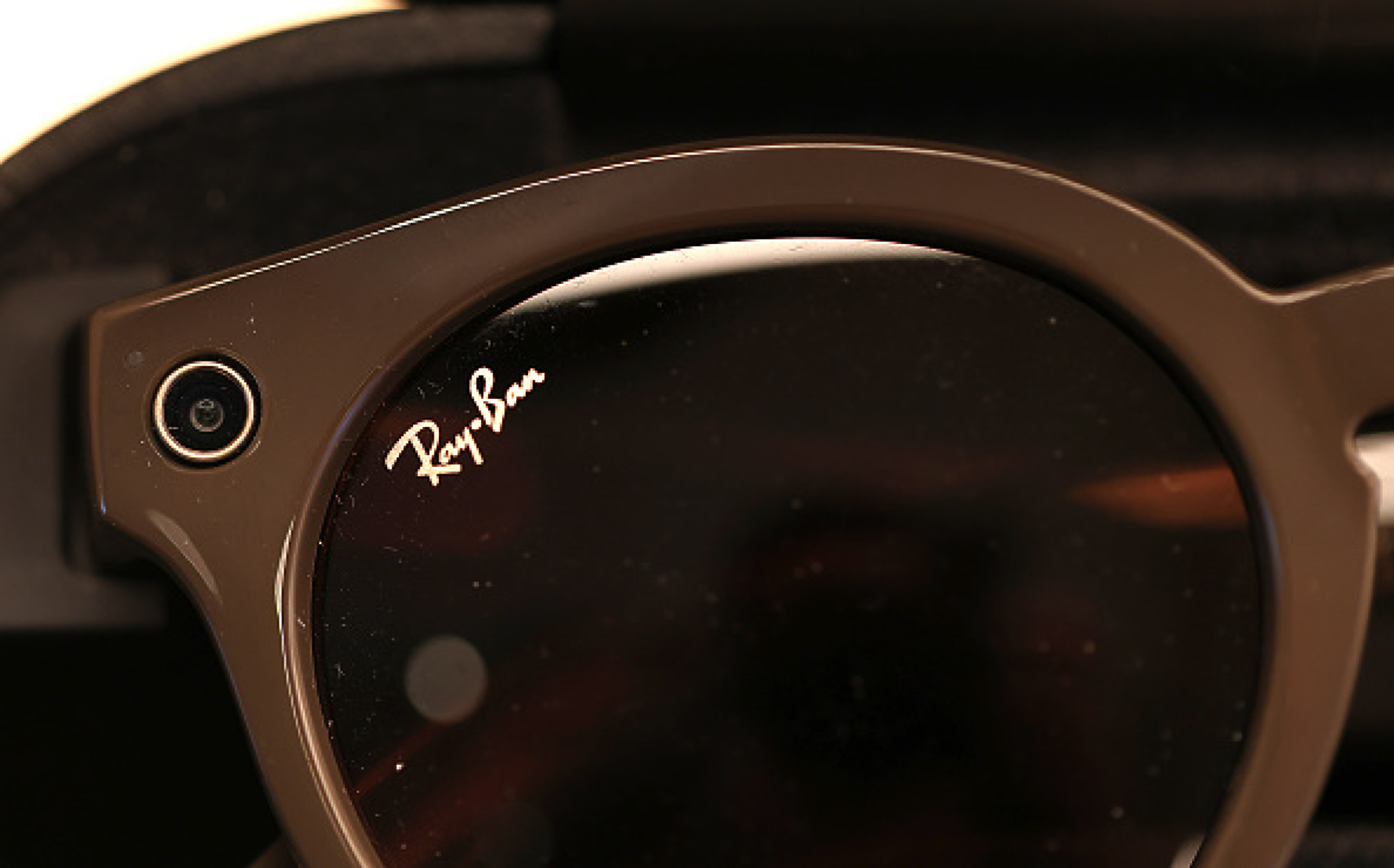 Собственикът на марката Ray-Ban става най-голям акционер в Nikon