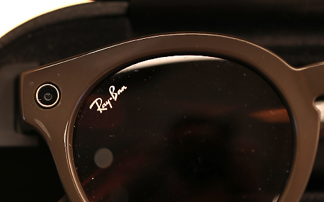 Собственикът на марката Ray-Ban става най-голям акционер в Nikon