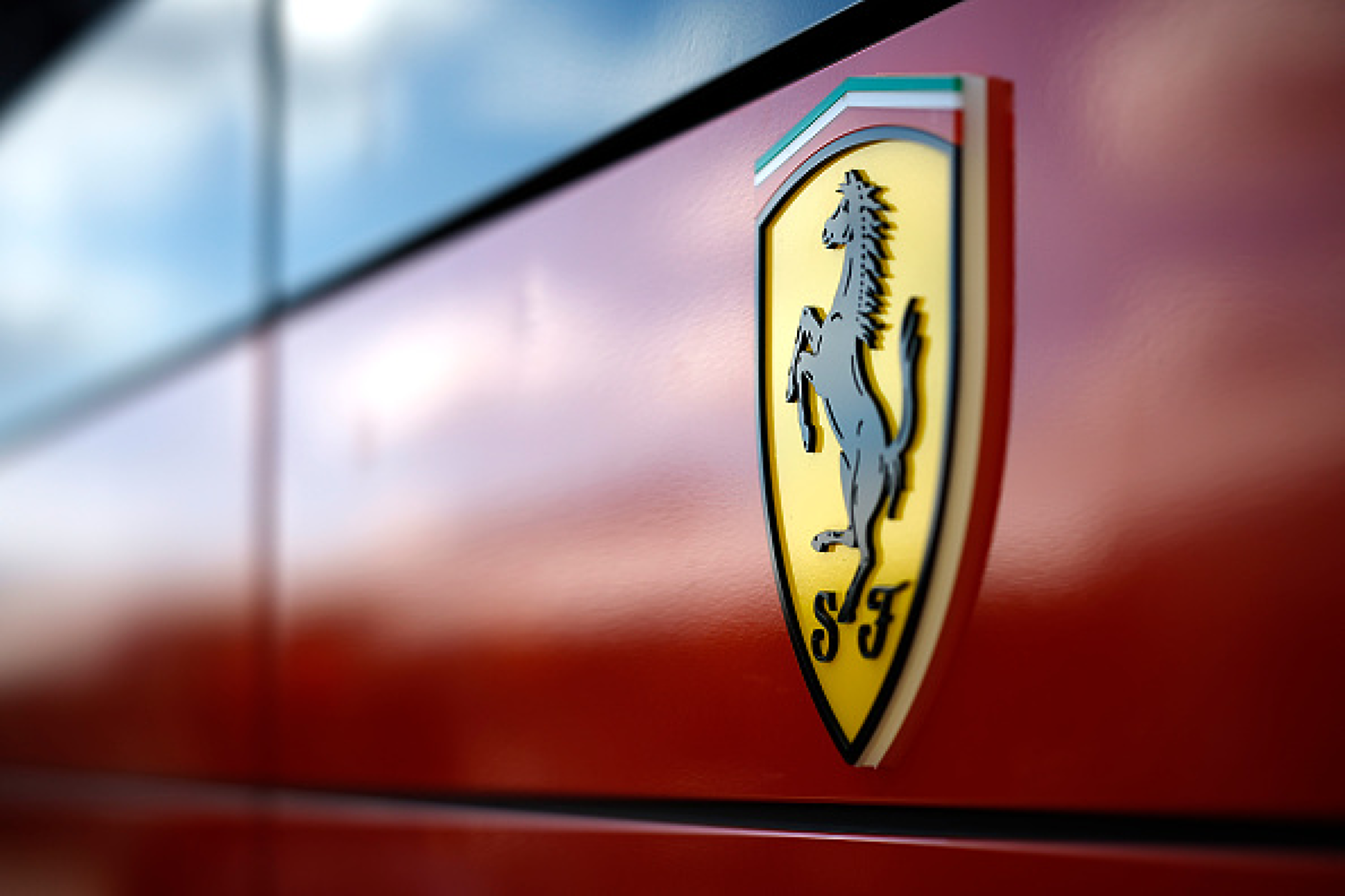 Ferrari сви наполовина плана си за производство на електрически коли до 2030 г.