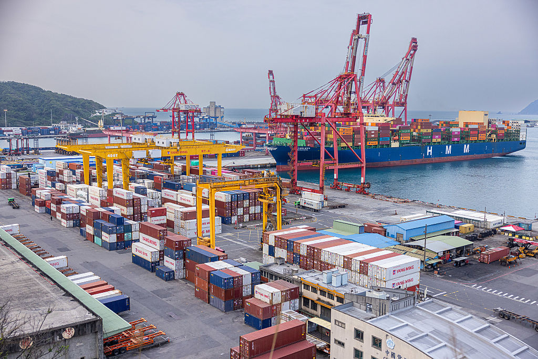 Бюджетният дефицит на САЩ с лек спад през 2025 г., тъй като приходите от мита достигнаха рекордини нива