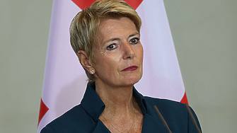 Швейцарският президент Карин Келер Сутер отказа да каже дали страната ѝ