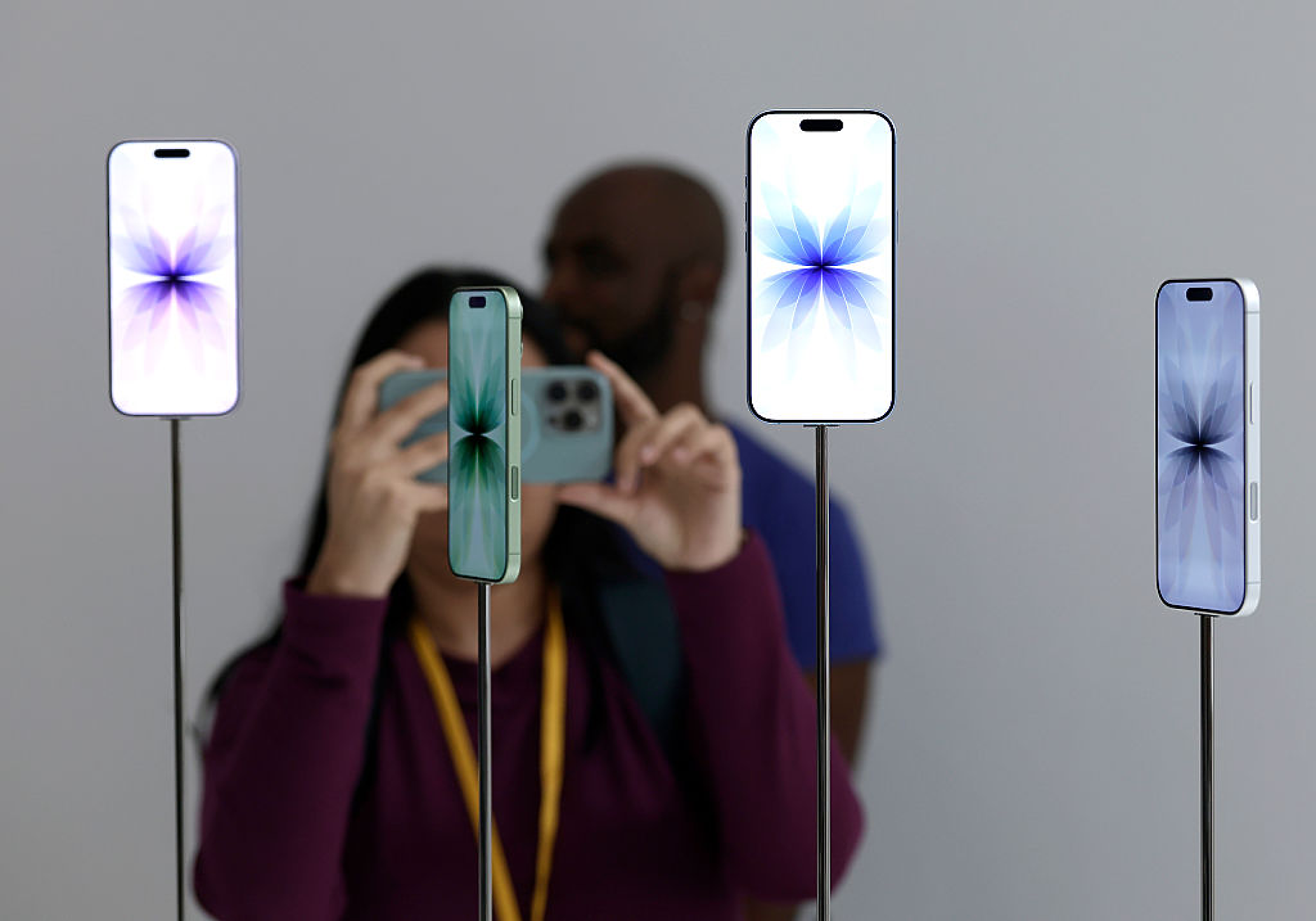 Apple се доближава до оценка от 4 трлн. долара на фона на силното търсене на iPhone 17