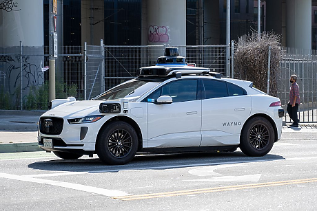 САЩ разследват роботакситата на Waymo заради безопасността около училищни автобуси