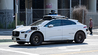 САЩ разследват роботакситата на Waymo заради безопасността около училищни автобуси