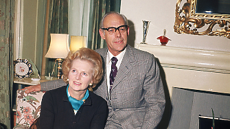 Бившият британски премиер Маргарет Тачър смятана приживе със съпруга ѝ