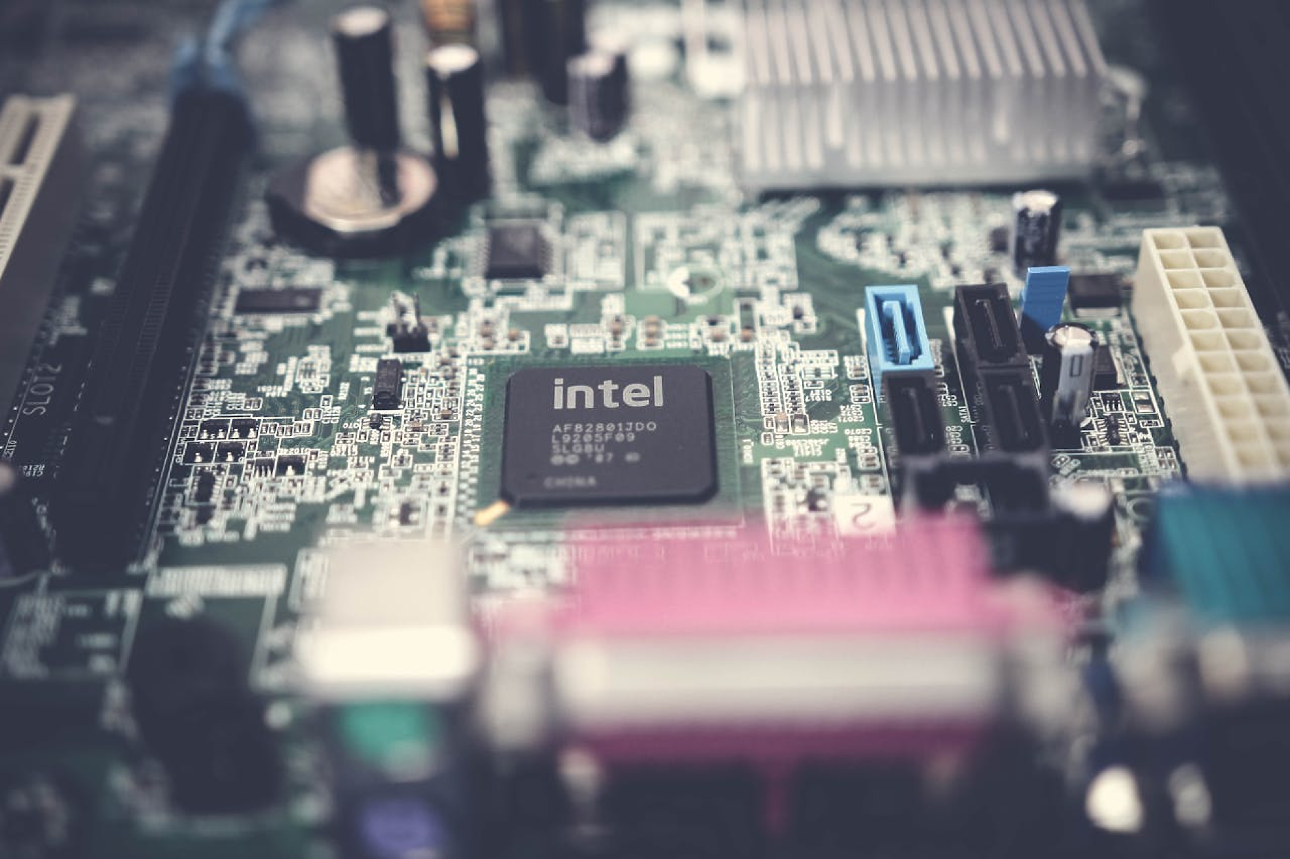Intel надмина очакванията за печалба през третото тримесечие благодарение на съкращенията и инвестициите
