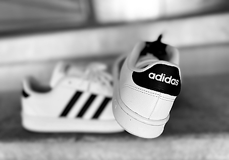 Adidas повишава прогнозата за печалба благодарение на бум в продажбите на ретро маратонки