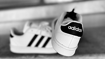Adidas повишава прогнозата за печалба благодарение на бум в продажбите на ретро маратонки