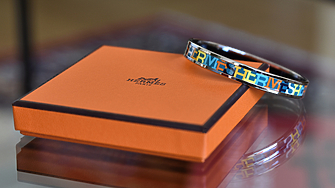 Докато китайските потребители постепенно се завръщат към купуването на луксозни