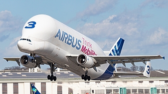 На летище Кастейон в източна Испания работници в защитни костюми