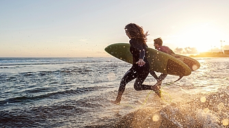 Изобретен в Хавай сърфът придобива популярност в Съединените щати и Австралия