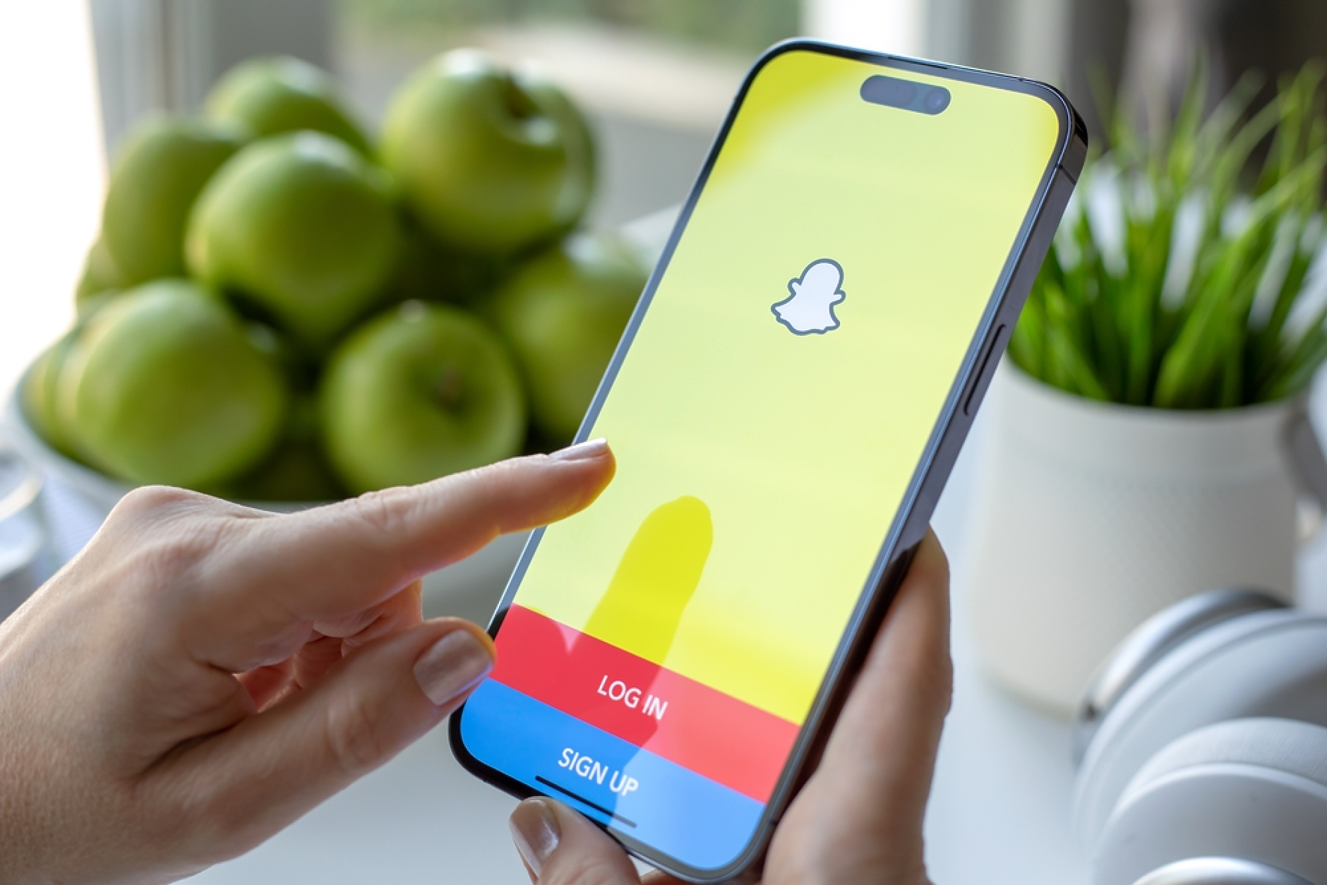 Европейската комисия прави преглед на безопасността на децата в Snapchat, YouTube и магазините за приложения