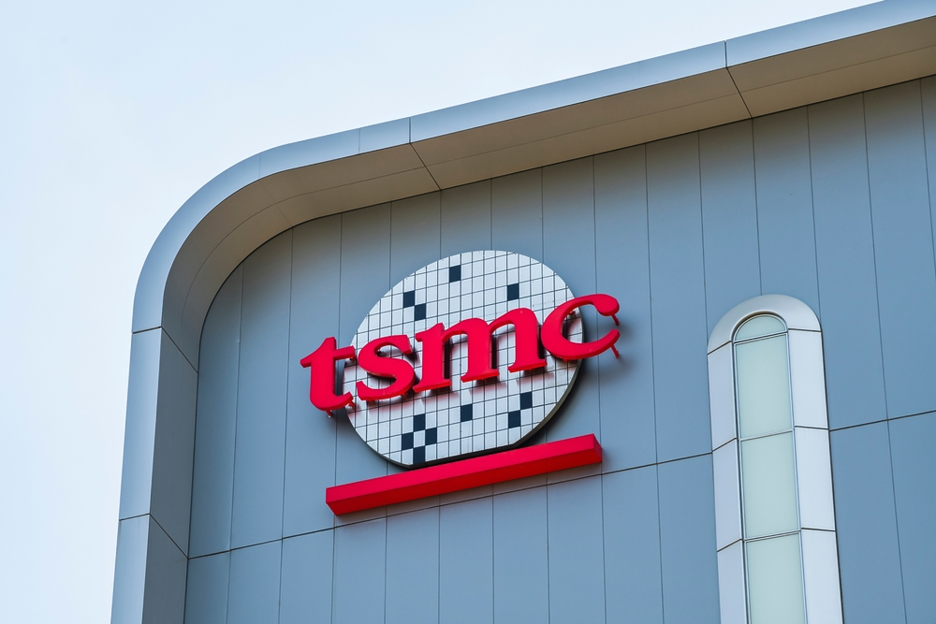 Тайванският производител на чипове TSMC обяви приходи над очакванията за третото тримесечие