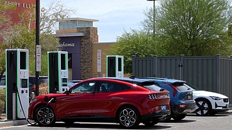 Глобалните продажби на напълно електрически и plug in хибридни автомобили са