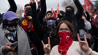 Стотици хиляди се събраха в Истанбул в подкрепа на арестувания кмет Екрем Имамоглу