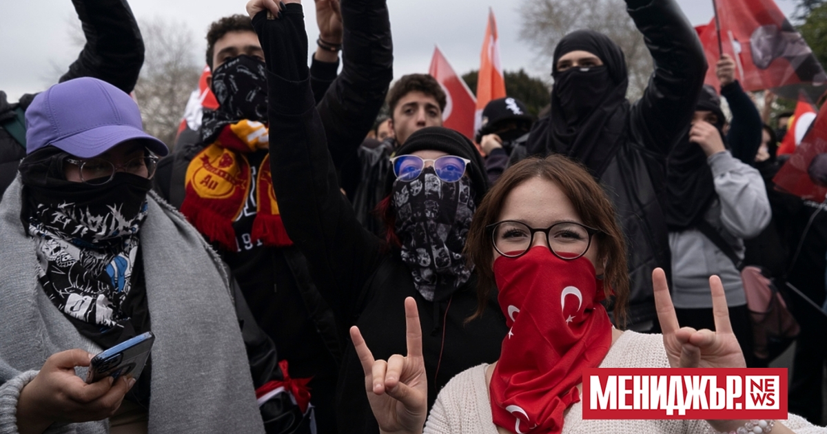 Стотици хиляди хора се стекоха пред съдебната палата Чаглаян“ в