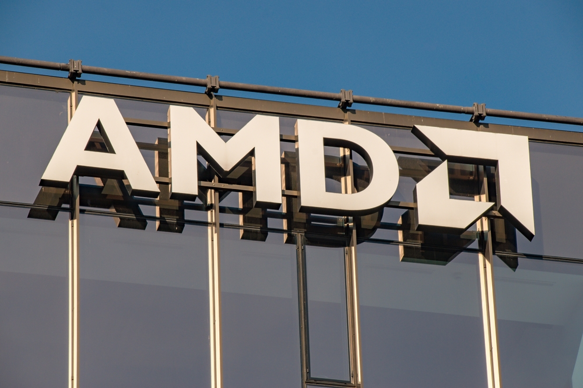 OpenAI сключи мащабна сделка за покупка на чипове от AMD, която може да ѝ осигури и 10-процентен дял в производителя