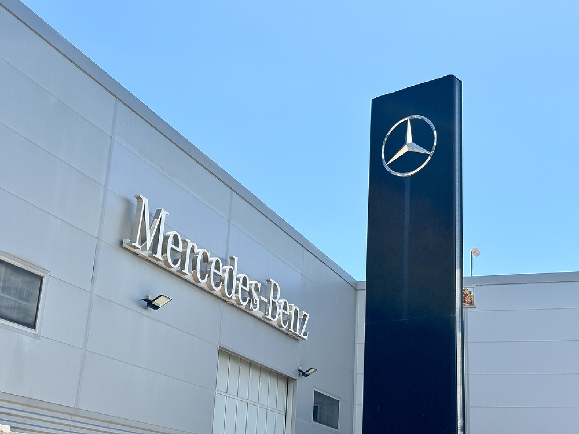 Продажбите на Mercedes-Benz спадат през третото тримесечие, повлияни от Китай и САЩ