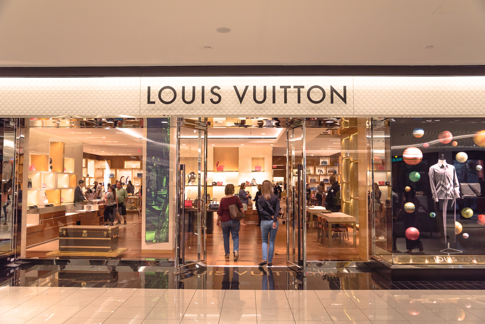 Продажбите на LVMH надминаха очакванията след подобрение в Китай
