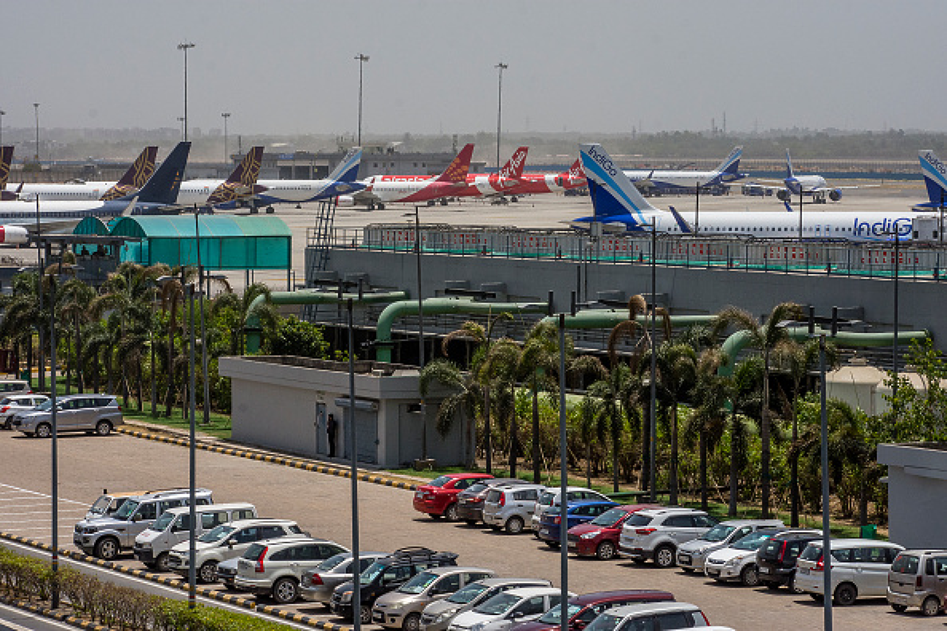 400 полета на най-голямото летище в Индия се сринаха заради технически проблем 