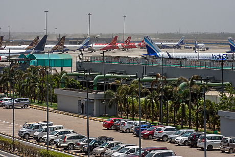 400 полета на най-голямото летище в Индия се сринаха заради технически проблем 