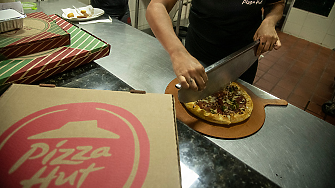 Компанията Yum Brands подготвя продажба на веригата ресторанти Pizza Hut