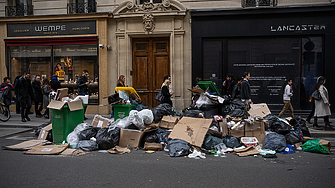 Половината Париж затъва в боклук заради стачка на службите за комунални услуги 