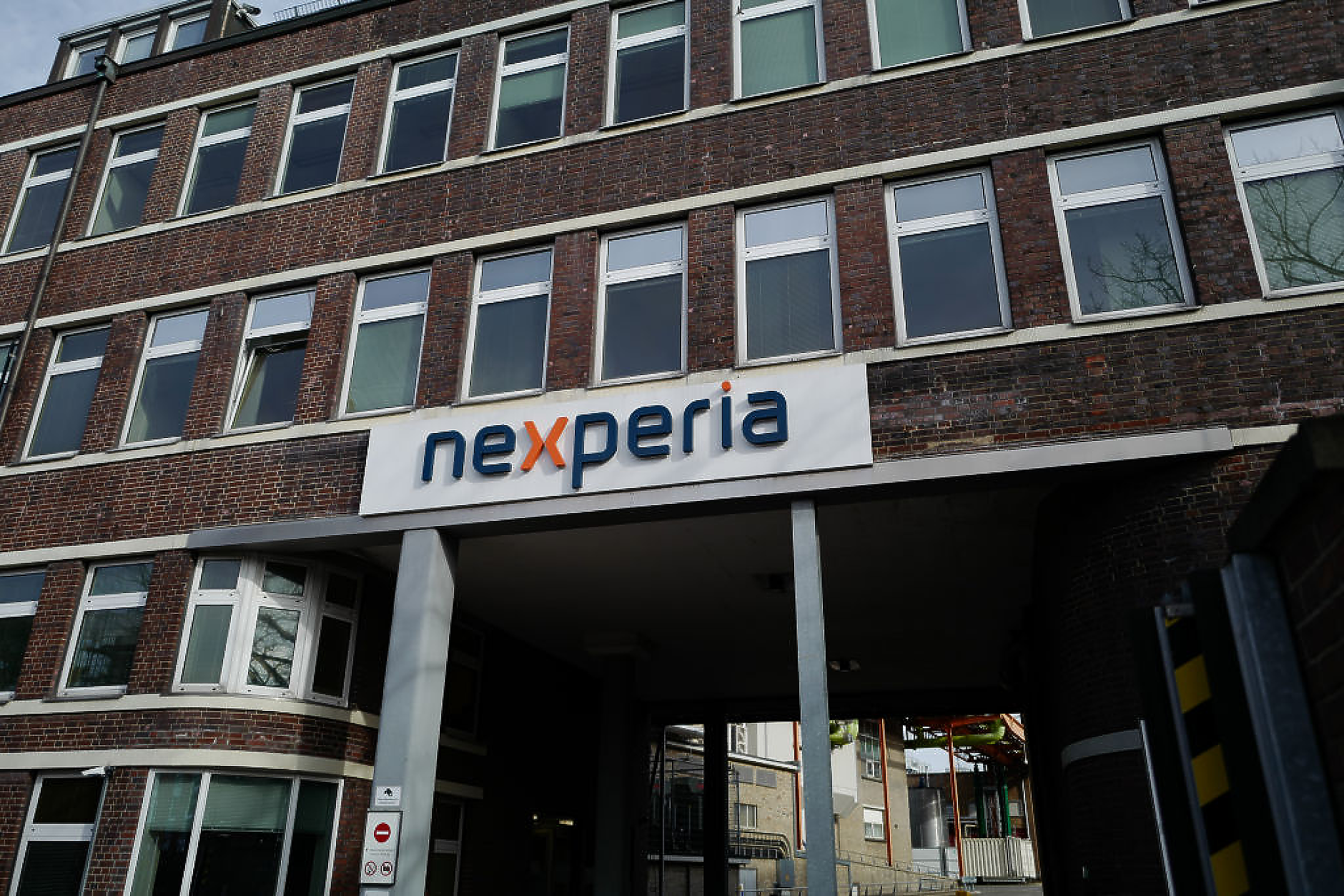 Автомобилните компании се готвят за съкращения на производството поради недостиг на чипове