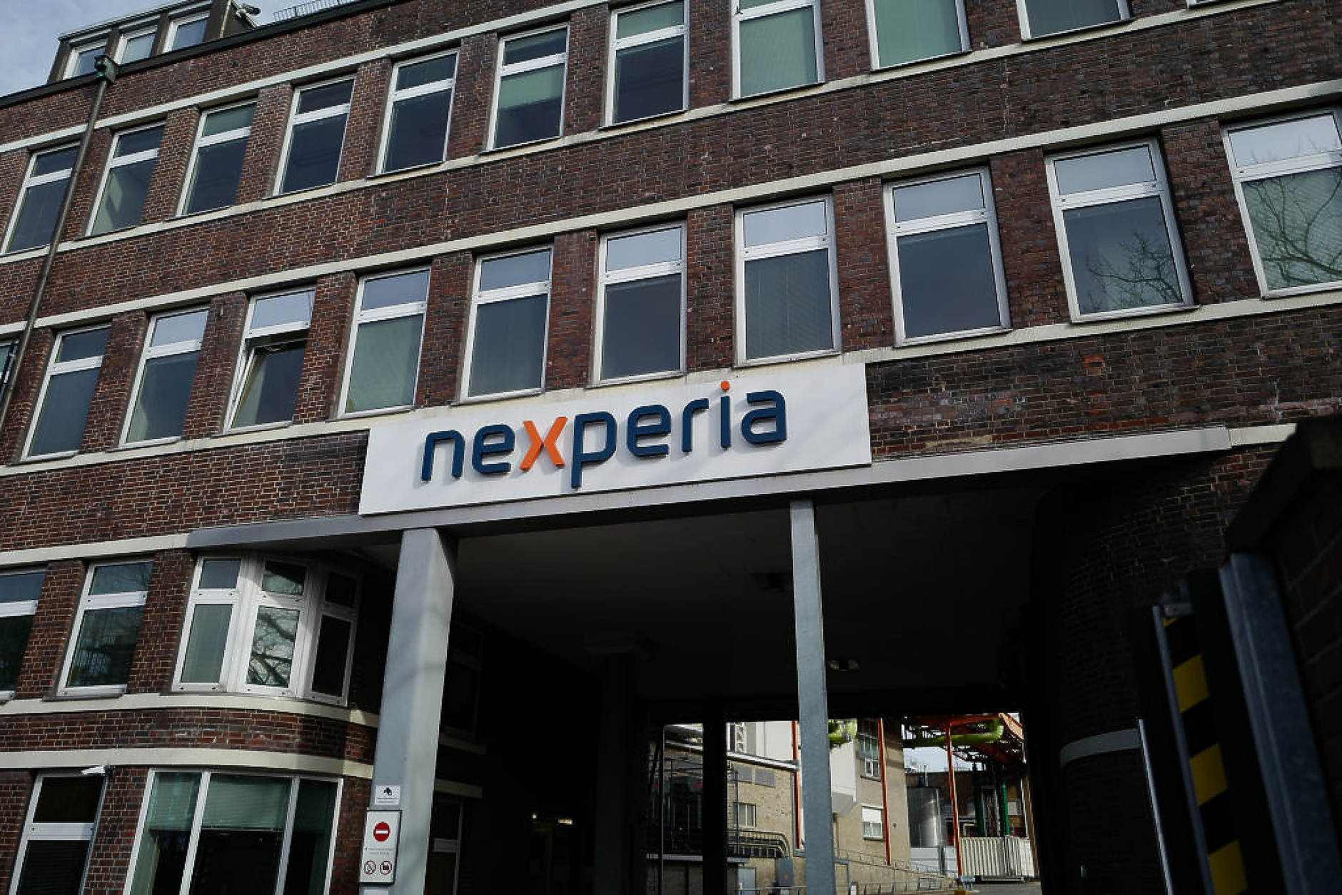 Нидерландия е готова да се откаже от контрола си върху Nexperia, ако доставките на чипове бъдат възобновени