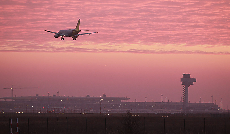 Неидентифициран дрон предизвика закъснения и отклонени полети на летището в Берлин