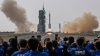 Завръщането на пилотирания космически кораб Шънджоу 20 с трима китайски астронавти