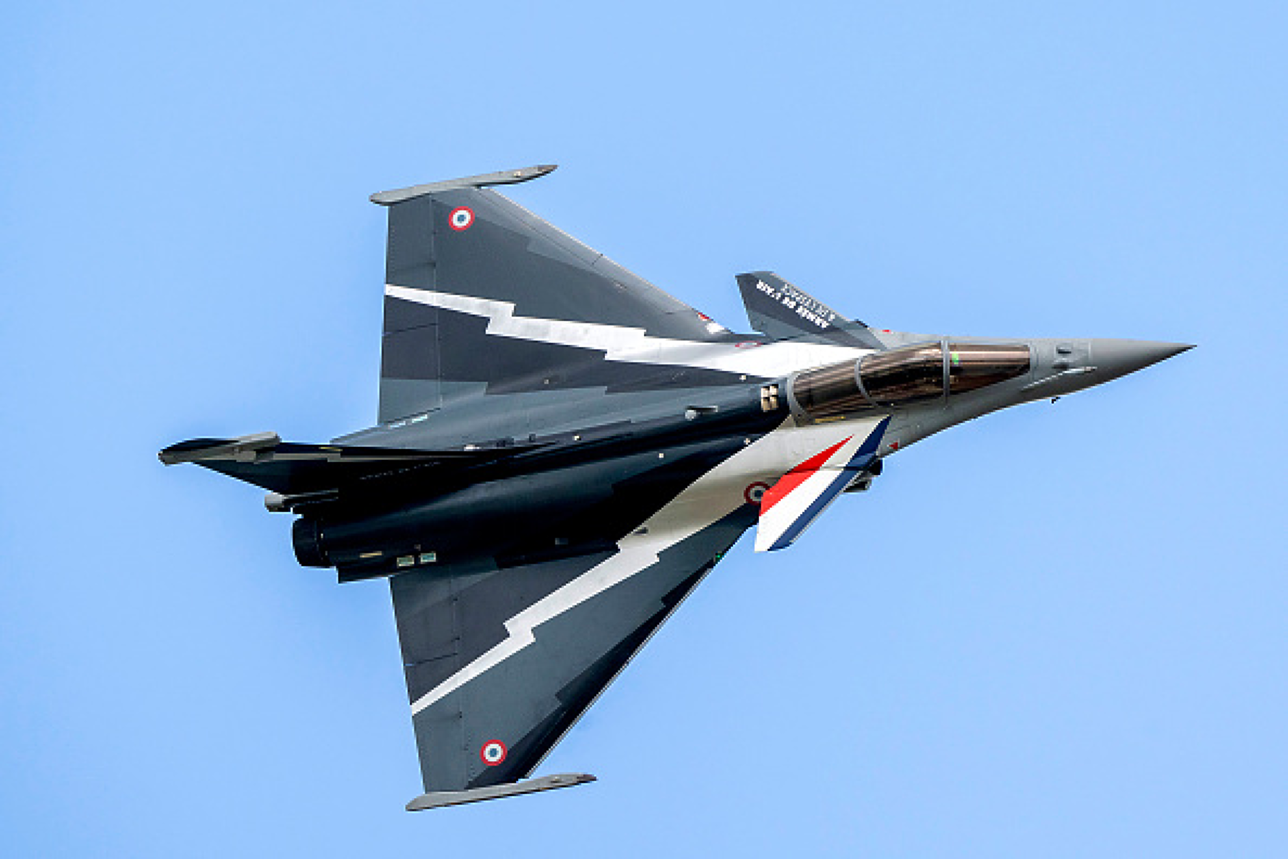 Украйна и Франция подписаха декларация за купуване на 100 изтребителя Rafale