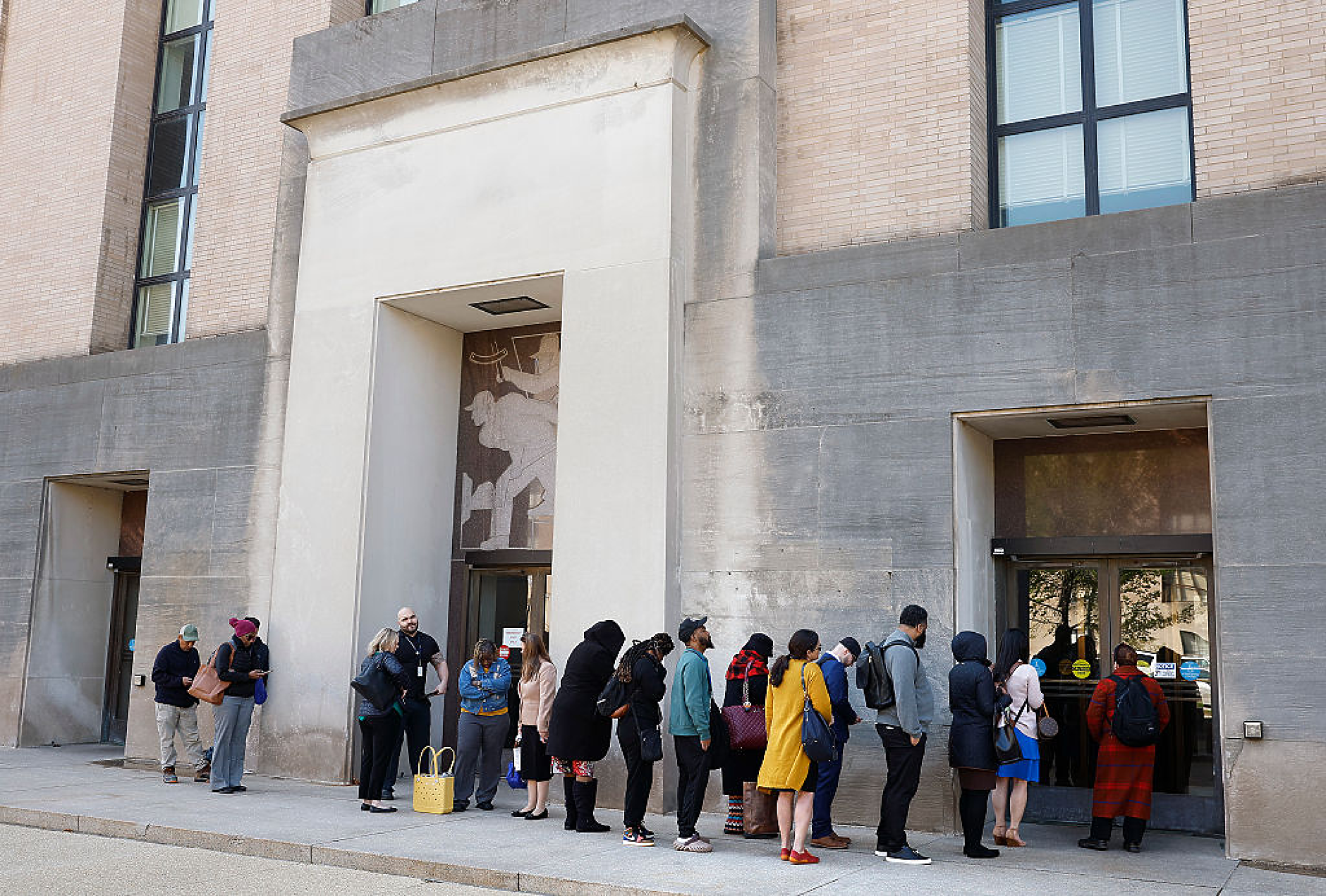 Заради внедряването на AI бизнесът в САЩ през октомври е намалил работните места с най-големия брой от 20 години