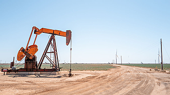 Петролът леко поскъпна след достигнатото вчера двуседмично дъно