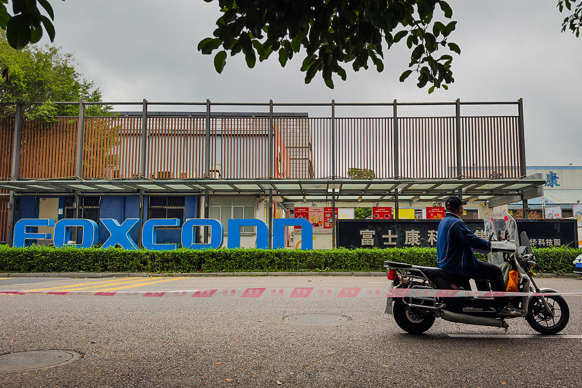 Foxconn ще внедри хуманоидни роботи в завода си за AI сървъри в Хюстън