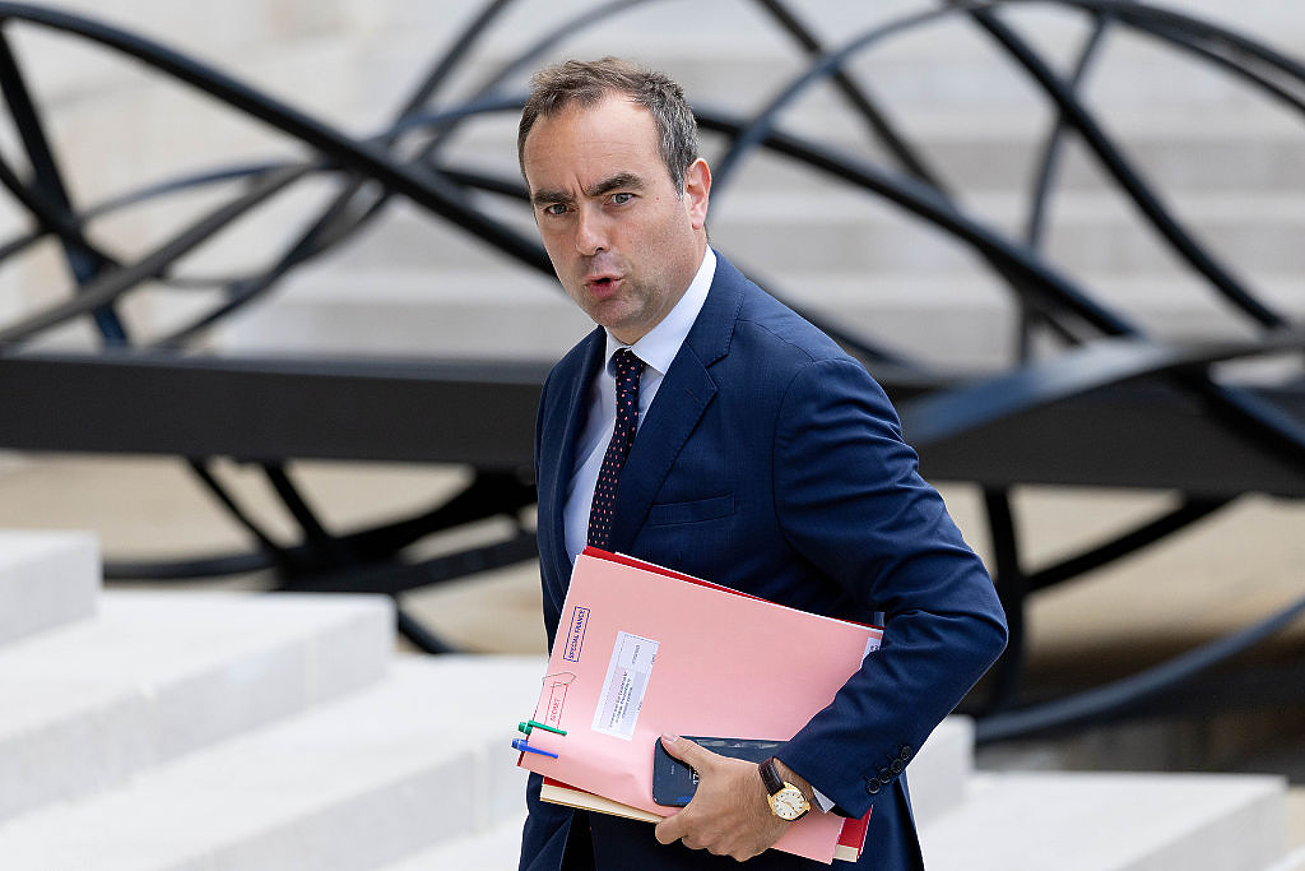 Френският премиер призовава за преговори на закрити врати след одобряването на нов данък върху богатството