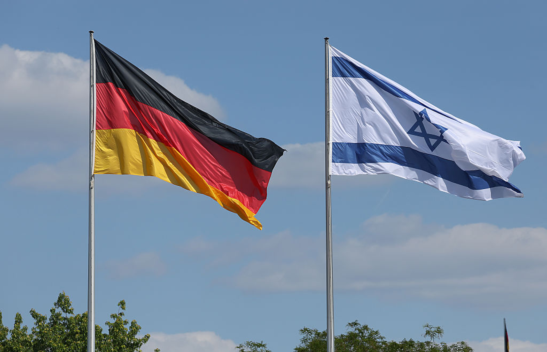 Германия премахва ограниченията върху износа на оръжие за Израел