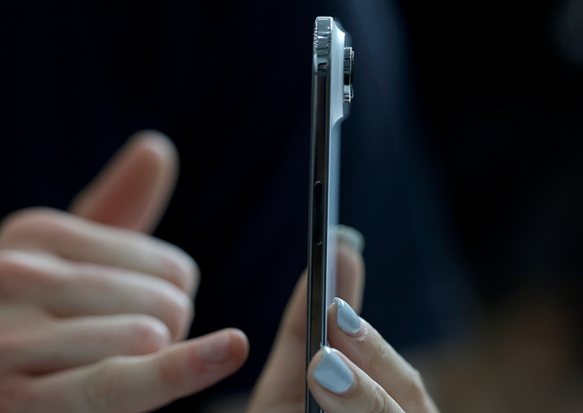 Дизайнерът на Apple, който представи iPhone Air, напусна компанията